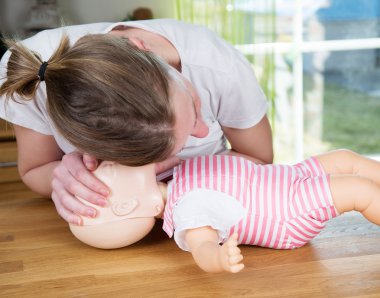 Bebek kalp masajı onay işaretleri nefes alma için