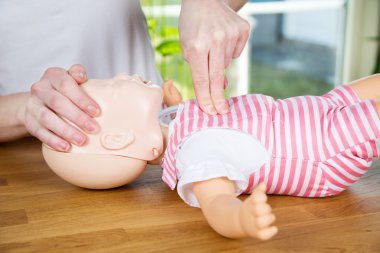 CPR bir yandan sıkıştırma bebeğim