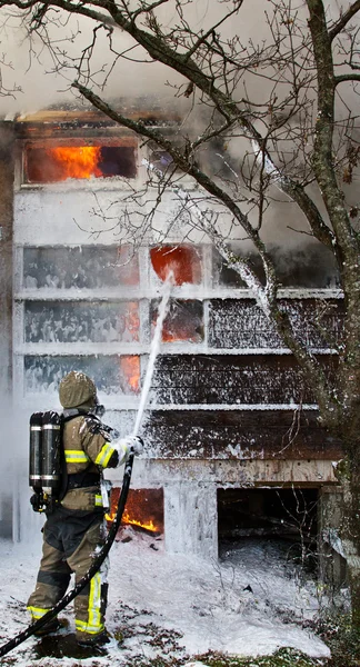 Πυροσβέστης κατάσβεση πυρκαγιάς με αφρό — Φωτογραφία Αρχείου