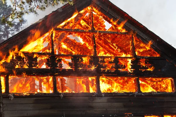 Huis gable verzwolgen in vlammen — Stockfoto