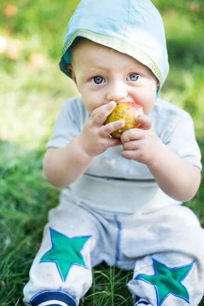 Baby jongen eten apple — Stockfoto