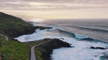 Kuzey Tenerife 'de gün batımında dalgalar kopuyor