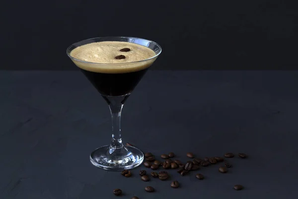 Espresso Martini Koktél Kávébabbal Díszítve Sötét Asztalon Martini Pohár Fekete — Stock Fotó