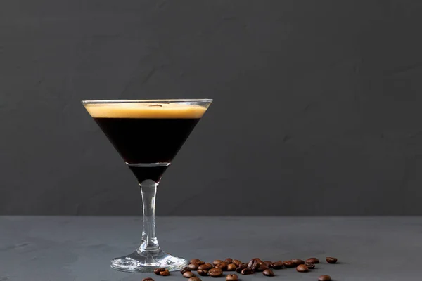 Koktajl Espresso Martini Ozdobiony Ziarnami Kawy Stole Szklanka Martini Brązowymi — Zdjęcie stockowe