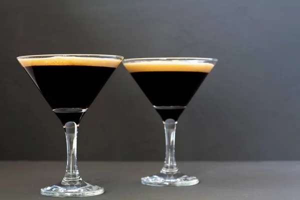 Kahve Çekirdeğiyle Süslenmiş Espresso Martini Kokteyli Siyah Arka Planda Iki Stok Resim