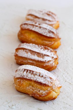 Beyaz masada ev yapımı vanilyalı ekler. kopyalama alanı. Geleneksel Fransız tatlısı. dikey