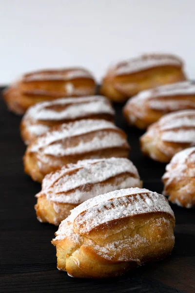 Eclairs Baunilha Profiteroles Uma Mesa Madeira Sobremesa Saborosa Francesa Tradicional — Fotografia de Stock