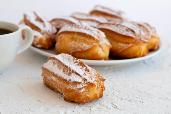 Pasteles Vainilla Caseros Profiteroles Plato Sobre Una Mesa Blanca Espacio —  Fotos de Stock