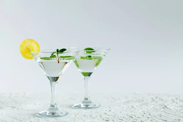 Cóctel Bar Dos Vasos Martini Cóctel Con Menta Verde Lima — Foto de Stock