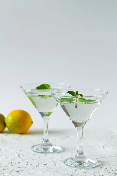 Cóctel Margarita Bar Dos Vasos Martini Cóctel Con Menta Verde — Foto de Stock