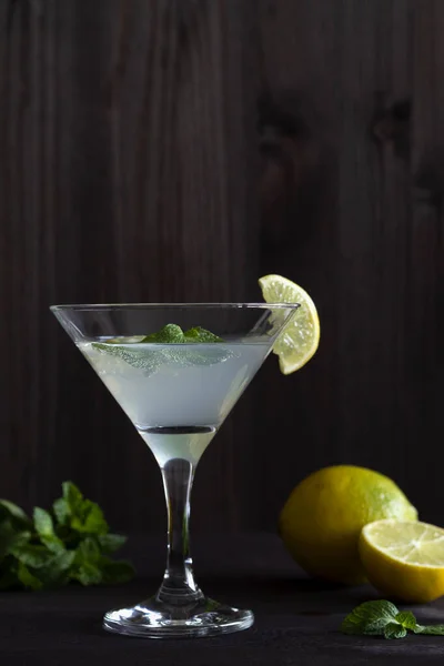 Barda Margarita Kokteyli Martini Bardağı Zeytinli Yeşil Nane Arkaplanlı Limonlu Stok Fotoğraf