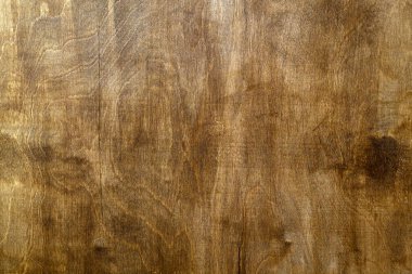 Eski ahşap arka plan. Koyu kahverengi eski ahşap dokusu. Düğümlerle yanmış ve yanmış eski bir tahta. Geniş tahta dokusu yakın plan.