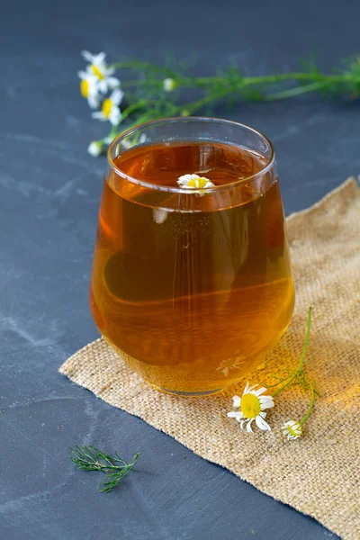Tee Und Blumen Glasbecher Mit Eistee Aus Kamillentee Auf Einem — Stockfoto