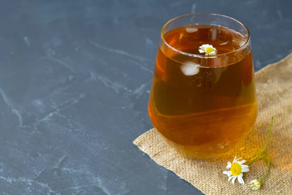 Taza Vidrio Manzanilla Hierbas Heladas Tela Saco Una Mesa Gris — Foto de Stock