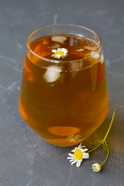 Tasse Tee Mit Kamile Glas Tasse Eistee Kräuterkamillentee Auf Einem — Stockfoto