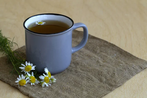 Grauer Becher Kamillentee Auf Sacktuch Blaue Tasse Heißer Kräuterkamillentee Auf — Stockfoto