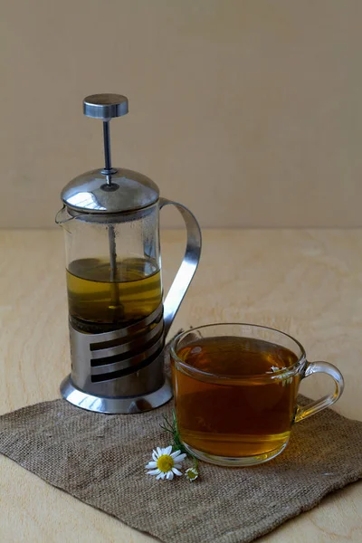 Taza Vidrio Caliente Manzanilla Hierbas Con Tetera Una Mesa Madera — Foto de Stock