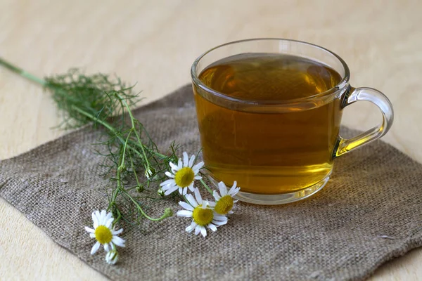 Becher Kamillentee Auf Sacktuch Glas Mit Heißem Kräuterkamillentee Auf Einem — Stockfoto