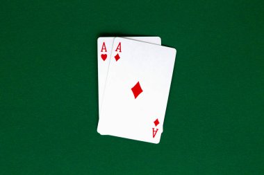 İki kırmızı as. Yeşil masada mavi güverteli kağıt oynuyoruz. Yeşil bir kumarhane masasında kart kombinasyonu. Üst Manzara. poker
