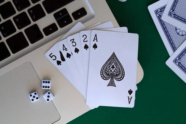 Juegos Póquer Online Negro Escalera Color Picas Con Ordenador Portátil — Foto de Stock