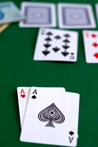 Tarjetas Póquer Chips Card Ases Rojos Negros Casino Jugando Las — Foto de Stock