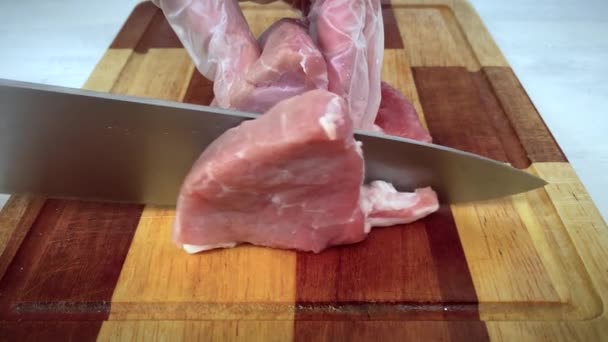 Mani Donna Guanti Stanno Tagliando Carne Maiale Rossa Fresca Tagliere — Video Stock