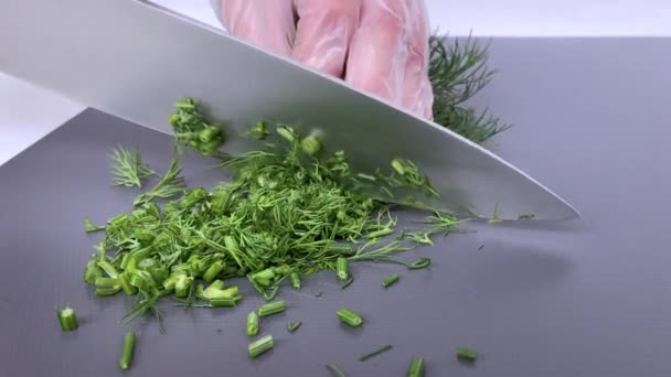 Ręce Kobiety Rękawiczkach Tną Świeży Zielony Koperek Desce Krojenia Gotowanie — Wideo stockowe