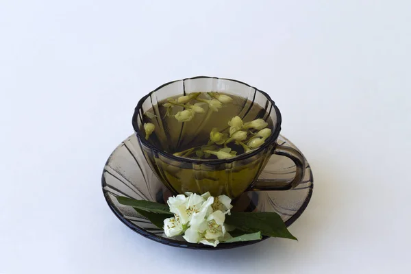 Stillleben Mit Einer Dunklen Glastasse Mit Heißem Jasmintee Mit Jasminblüten — Stockfoto