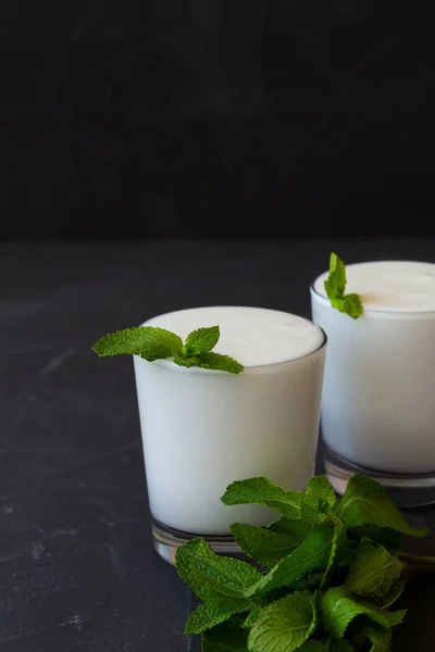 Yogurt Fresco Con Menta Bevanda Lassi Con Menta Verde Fresca — Foto Stock