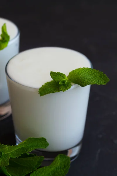 Yogurt Con Menta Primo Piano Bevanda Lassi Con Menta Verde — Foto Stock