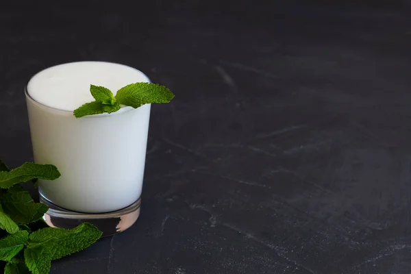 Lassi Drink Mit Frischer Grüner Minze Auf Schwarzem Hintergrund Kaltmilch — Stockfoto