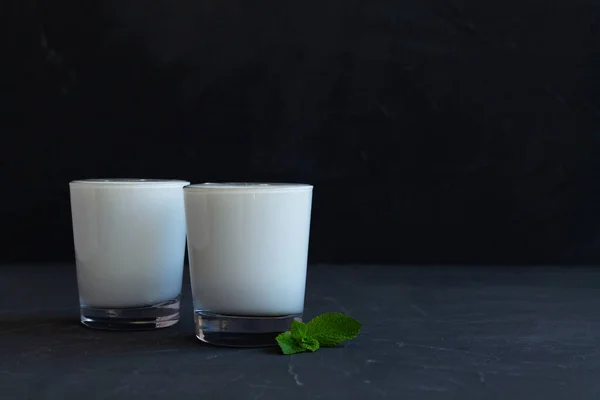 Bicchiere Latte Fondo Nero Bevanda Lassi Con Menta Verde Fresca — Foto Stock