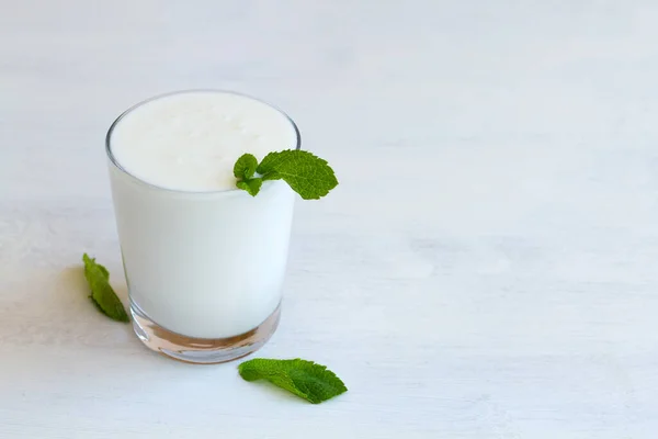 Kefir Joghurt Oder Milch Mit Probiotika Auf Dem Tisch Glas — Stockfoto