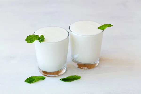 Beyaz Arka Planda Taze Yeşil Naneli Iki Bardak Soğuk Süt — Stok fotoğraf