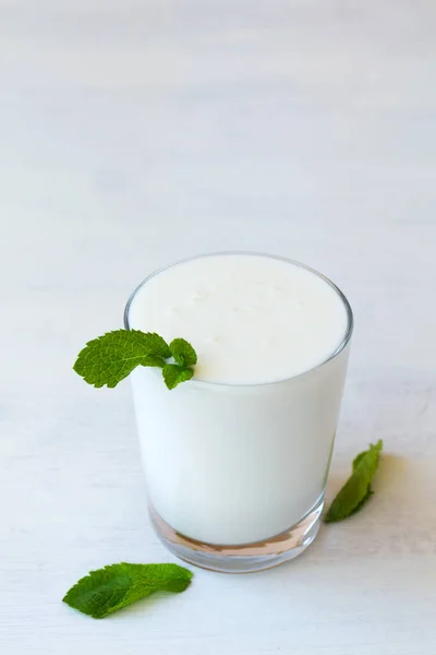 Ένα Ποτήρι Παγωμένο Γάλα Λάσσι Φρέσκο Πράσινο Δυόσμο Λευκό Φόντο — Φωτογραφία Αρχείου