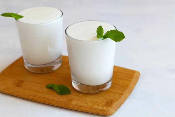 Två Glas Yoghurt Med Grön Mynta Träbordet Närbild Färsk Mejeridrick — Stockfoto