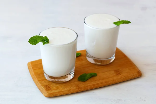 Zwei Glas Joghurt Mit Grüner Minze Auf Einem Holztisch Hautnah — Stockfoto