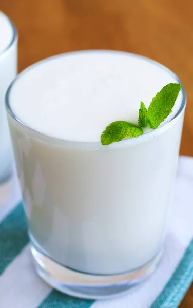 Primo Piano Bevanda Lassi Con Menta Verde Sul Tavolo Legno — Foto Stock