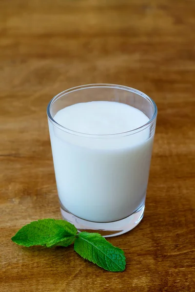 Glas Lassi Drink Mit Grüner Minze Glas Auf Holzgrund Probiotisches — Stockfoto