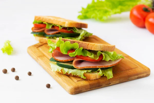 Dos Sándwiches Caseros Tostados Con Verduras Frescas Tabla Cortar Sabroso — Foto de Stock