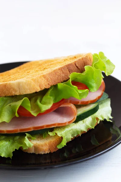 Primer Plano Tostado Sándwich Casero Con Verduras Frescas Placa Negra — Foto de Stock