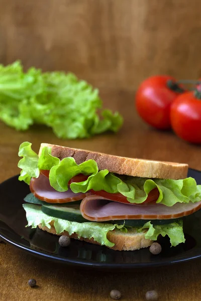 Sabroso Sándwich Con Jamón Ensalada Verde Pepinos Tomates Sándwich Casero — Foto de Stock