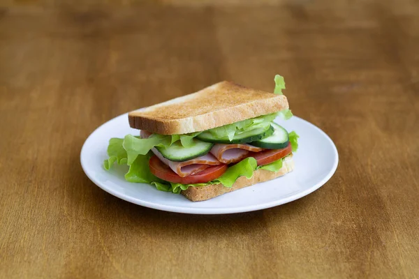 Сэндвич Ветчиной Овощами Вкусный Сэндвич Ветчиной Зеленым Салатом Огурцами Помидорами — стоковое фото