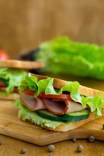 Cerrar Sándwich Casero Tostado Con Verduras Frescas Tabla Cortar Marrón — Foto de Stock