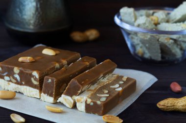 Siyah masa üzerinde fındıklı çikolata ve süt şerbeti. Tatlı ve kahve. Kopyalama alanı. Türk ve Arap şerbetinin geleneksel tatlılığı ve halva ayçiçeği..