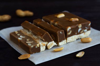 Siyah masada fındıklı çikolata ve süt şerbeti kesiyorum. Fotokopi alanlı tatlı. Türk ve Arap şerbetinin geleneksel tatlılığı ve halva ayçiçeği..