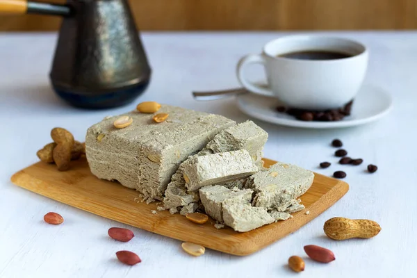 Tahta Tahtada Yer Fıstığı Ile Ayçiçeği Tohumlarından Halva Kesmek Beyaz Stok Resim