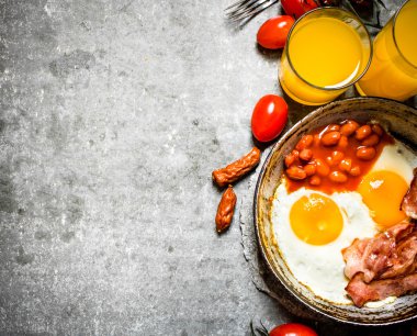 Pastırma sahanda yumurta ve fasulye ile.