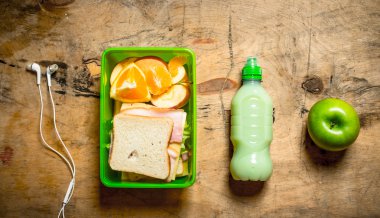 Jambonlu ve peynirli sandviç.