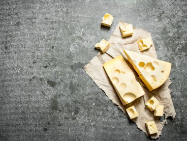 Eski kumaşlar üzerine peynir parçalarını.